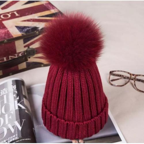 Czapka z pomponem BORDO