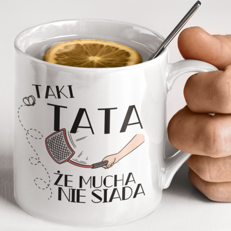 Kubek | Taki Tata, Że Mucha Nie Siada