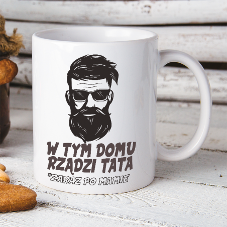 Kubek z nadrukiem W tym domu rządzi tata zaraz po mamie [OUTLET 2]