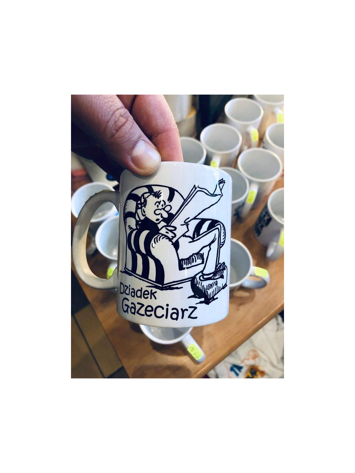 Kubek z nadrukiem dziadek gazeciarz