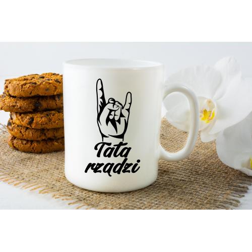 Kubek z nadrukiem tata rządzi 