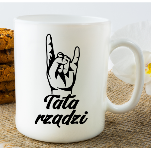 Kubek z nadrukiem tata rządzi 